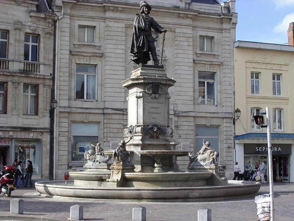 Budget Appart Avec Parking Au Centre-Ville Charleville-Mézières Екстериор снимка